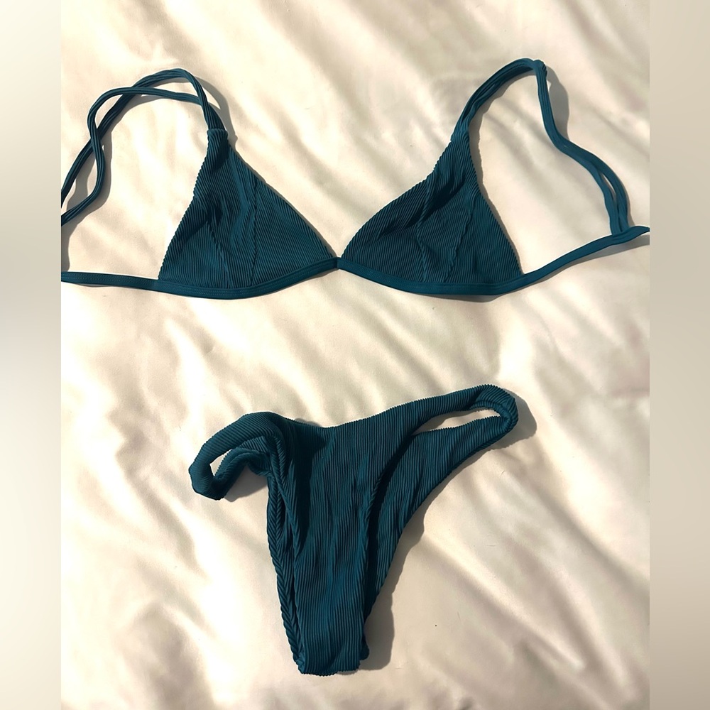 KuLani kinis 
bikini